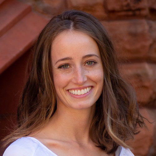 nicole leonard headshot